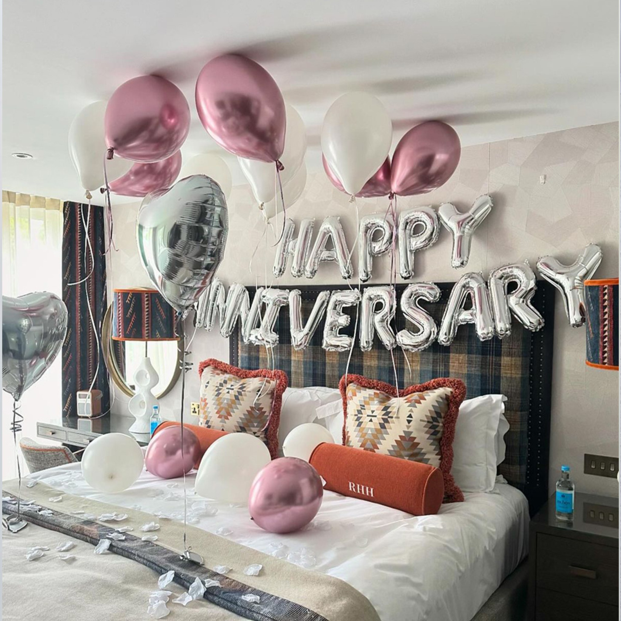 Anniversary Balloon Decoration Dubai – Hotel Surprise Romantic Setup Package