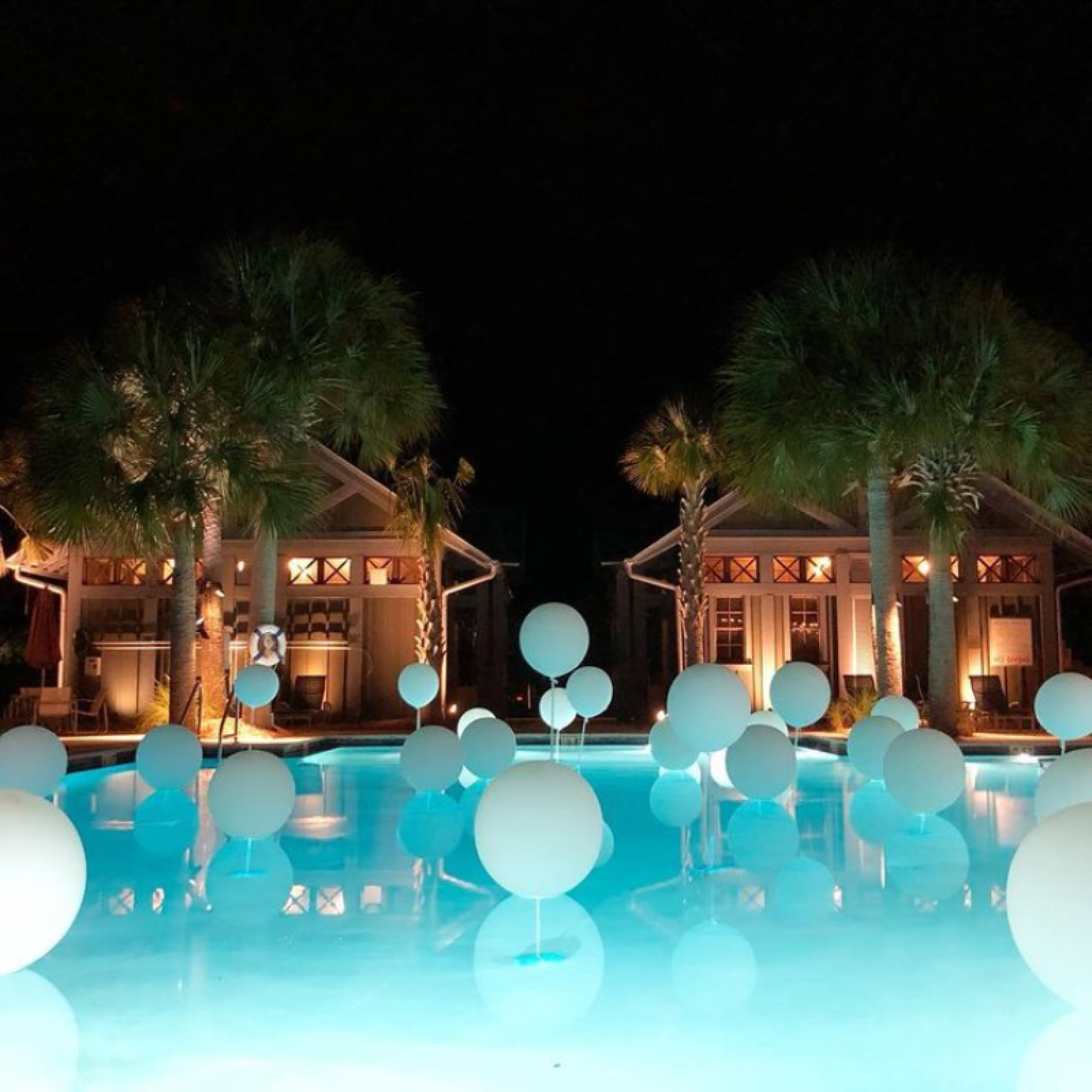 Aqua Elegance: Luxury Pool Balloon Setup