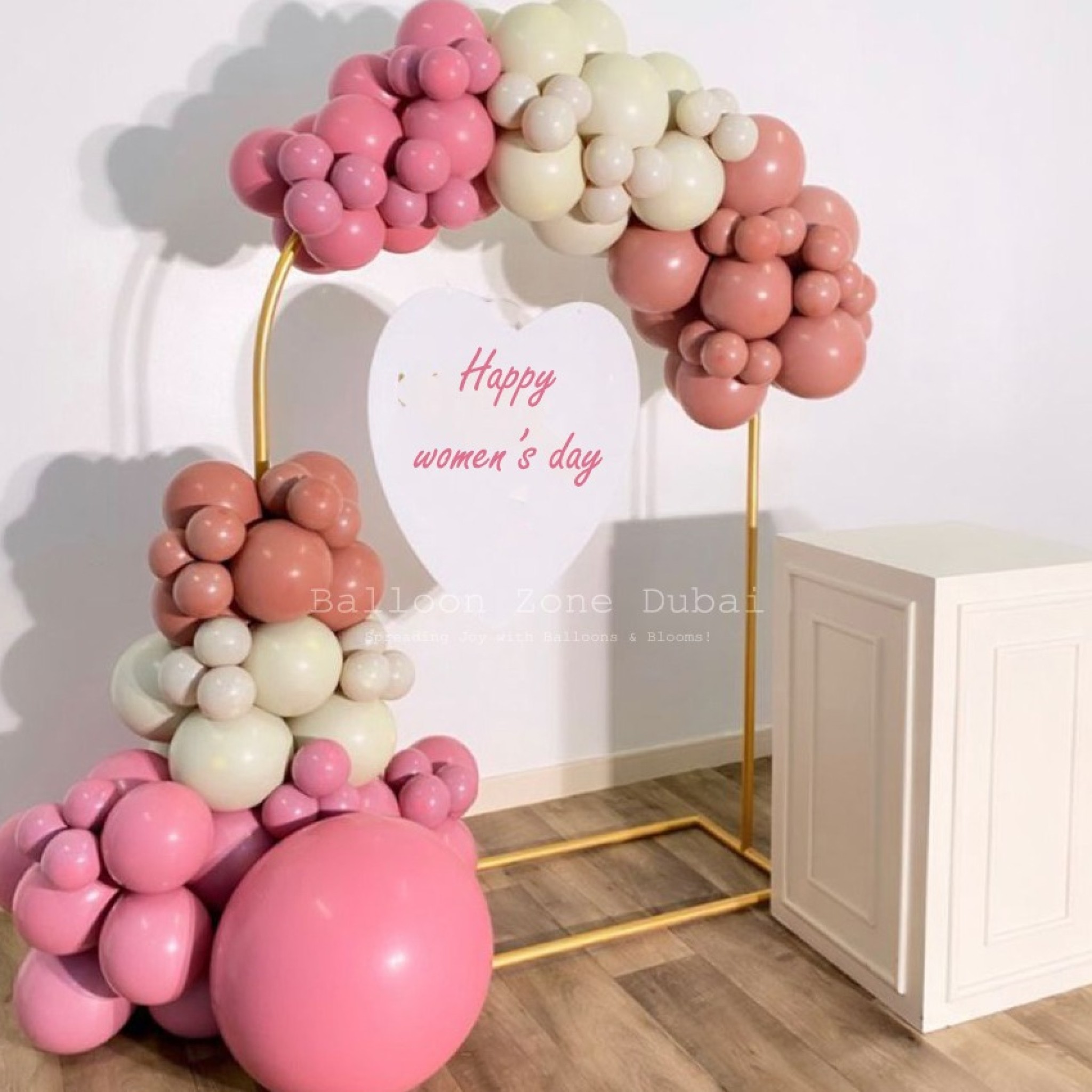 Elegant Golden Arch Balloon Display with Heart-Shaped Women's Day Signage