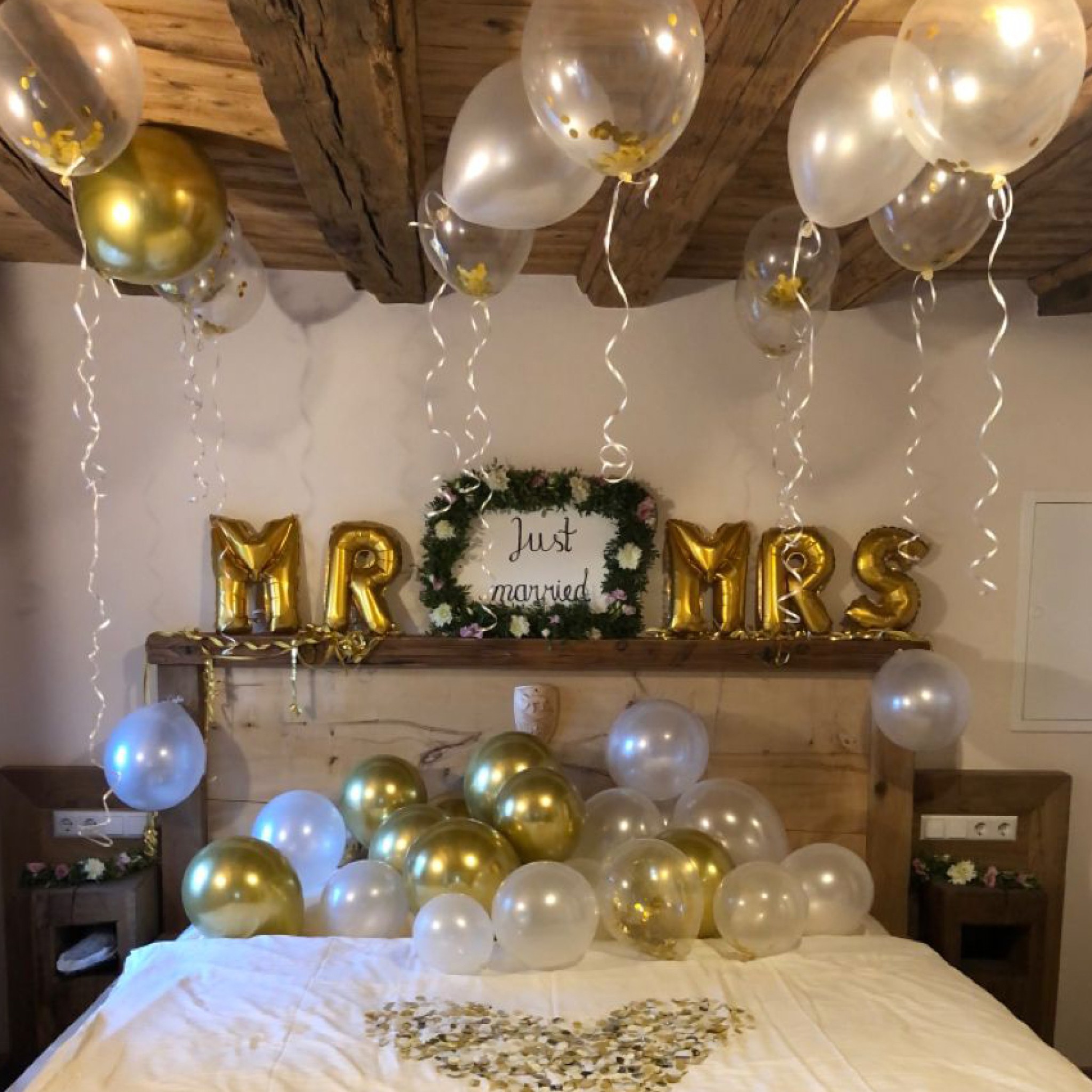 Romantic Mr & Mrs Confetti Balloon Setup