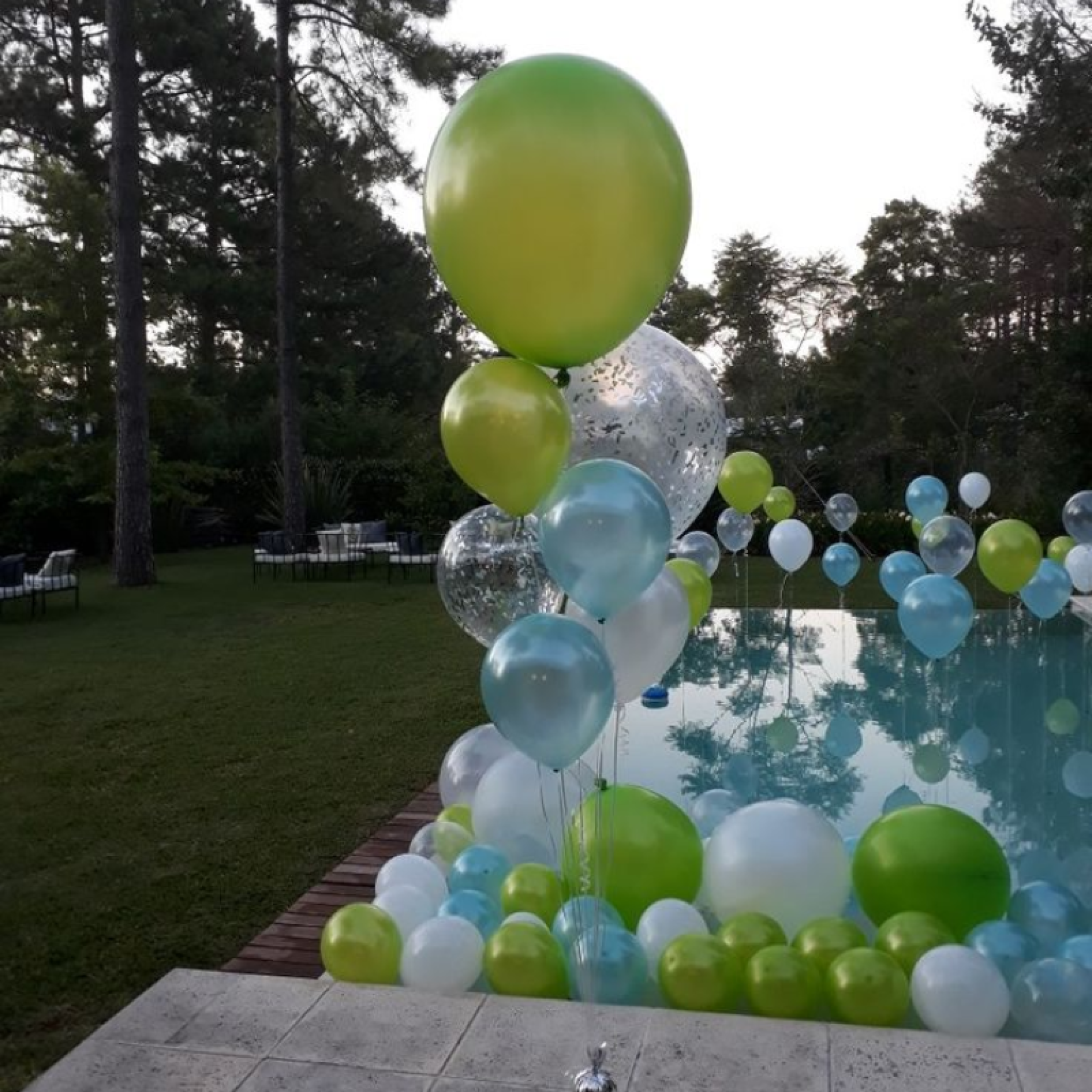 Sunset Glow: Romantic Pool Balloon Décor Set up