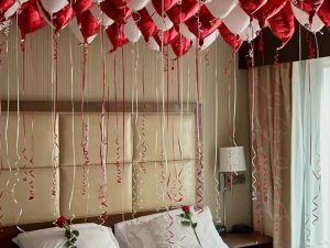 surprise in a hotel balloons